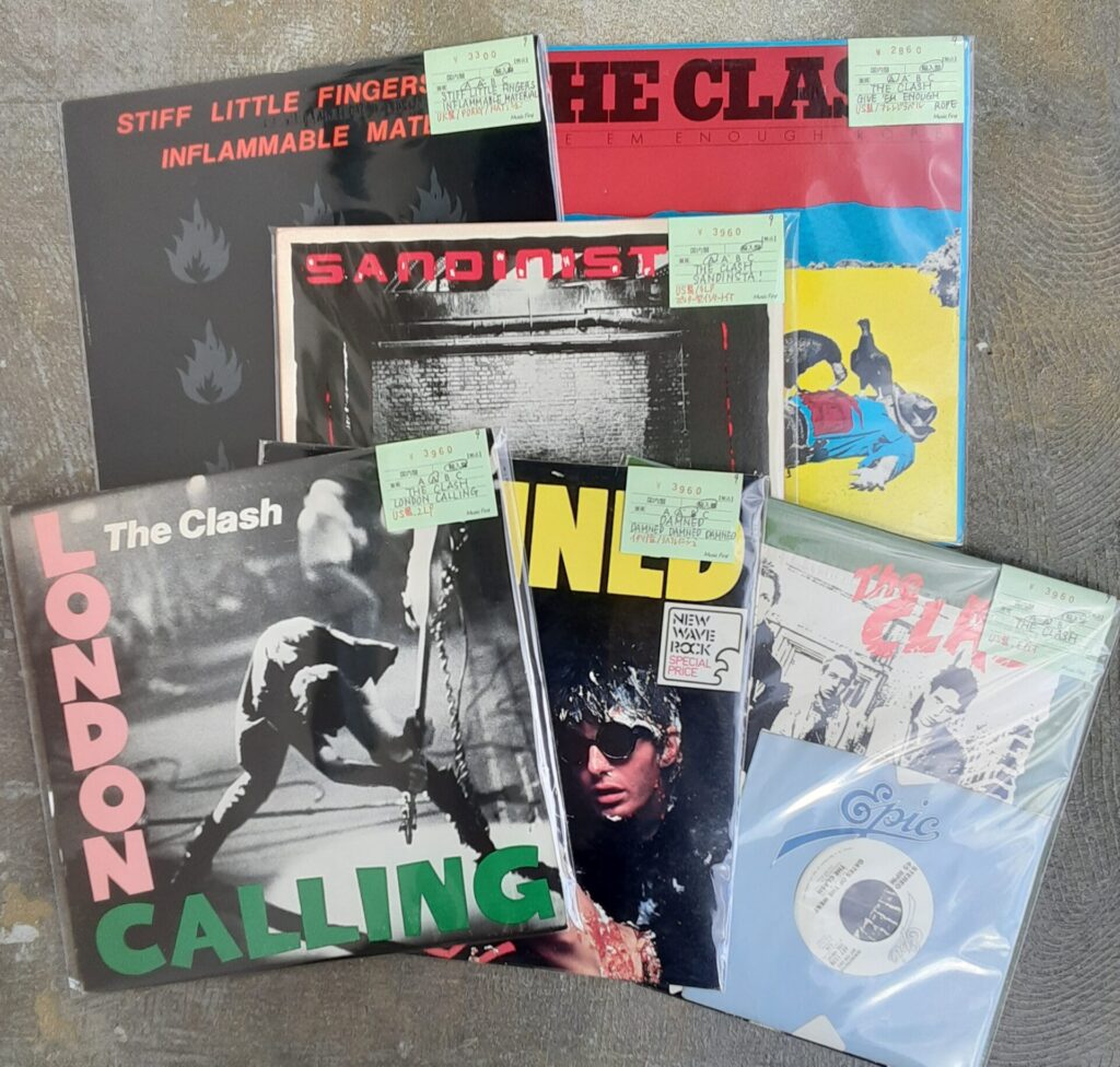 新入荷情報です。  ザ・クラッシュ、ザ・ダムド、スティッフ・リトル・フィンガーズのLPを出しました。