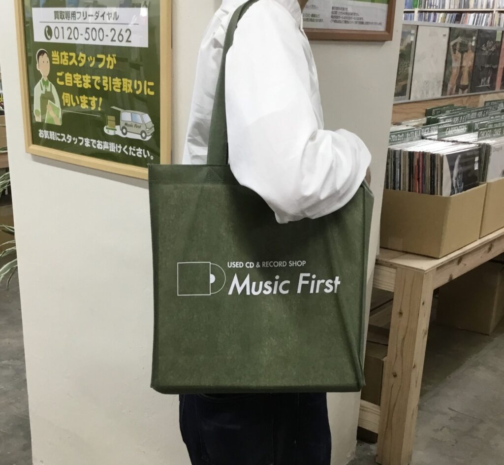 レジで販売中の「100円エコバッグ」ですが、緑色のストックが残りわずかとなりました。→ 緑色は完売いたしました。