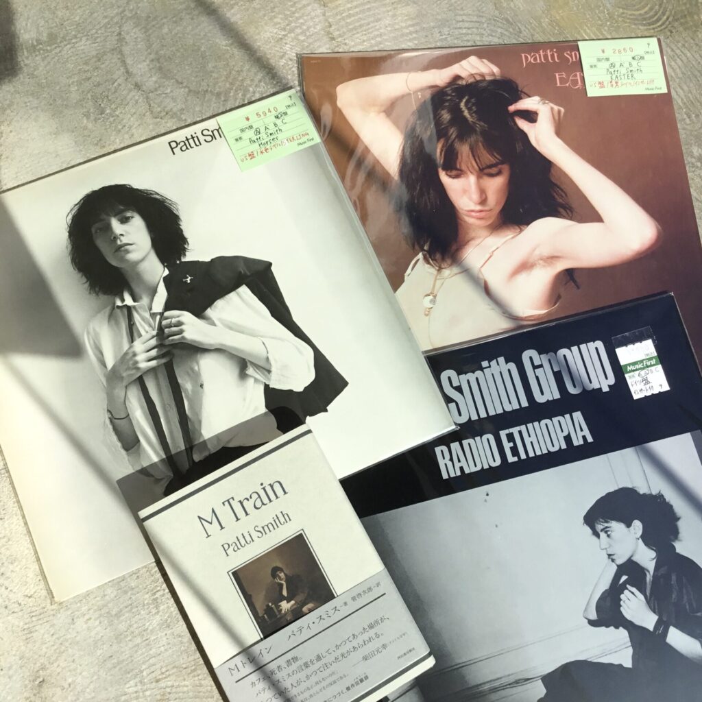 初期パティ・スミスの名作LPと書籍が入荷しました。