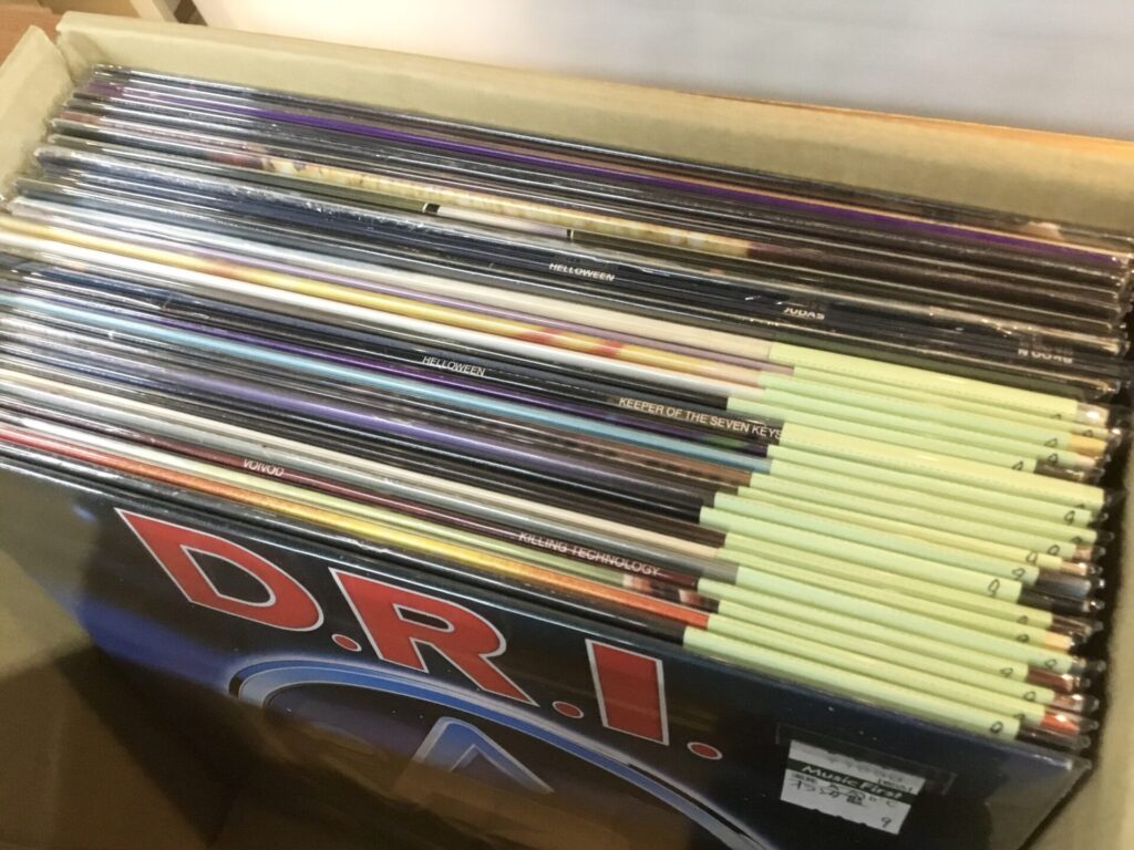 メタルの輸入LPとパンフレットがまとまって入荷しました。