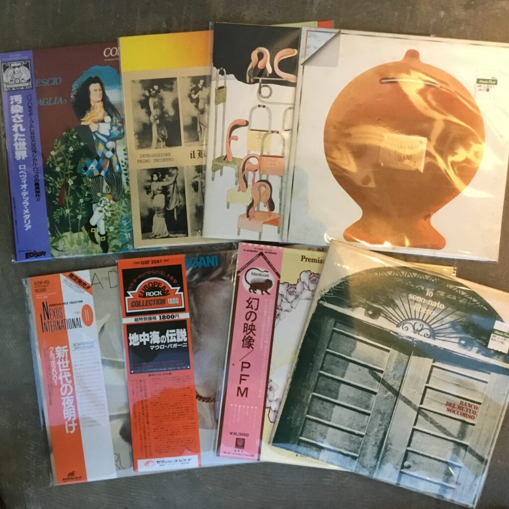 プログレッシヴ・ロックのLPが20枚ほど入りました。