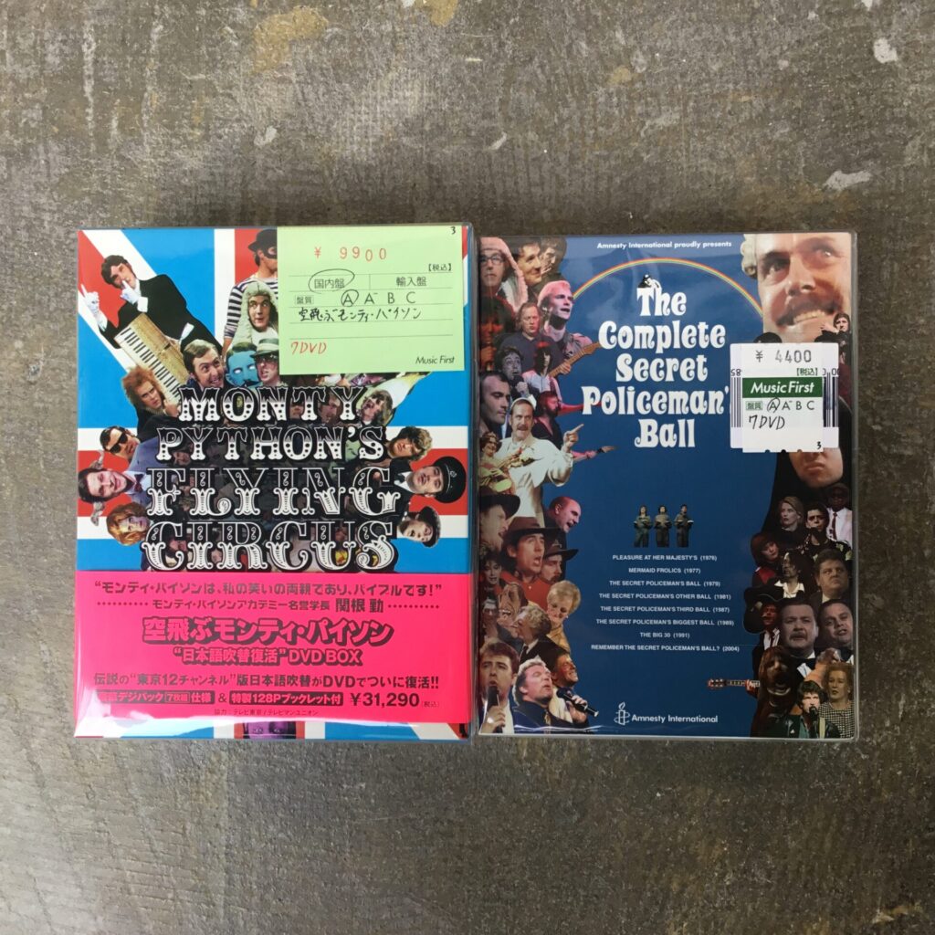 英国喜劇集団モンティ・パイソンのDVDボックスが入荷しました。