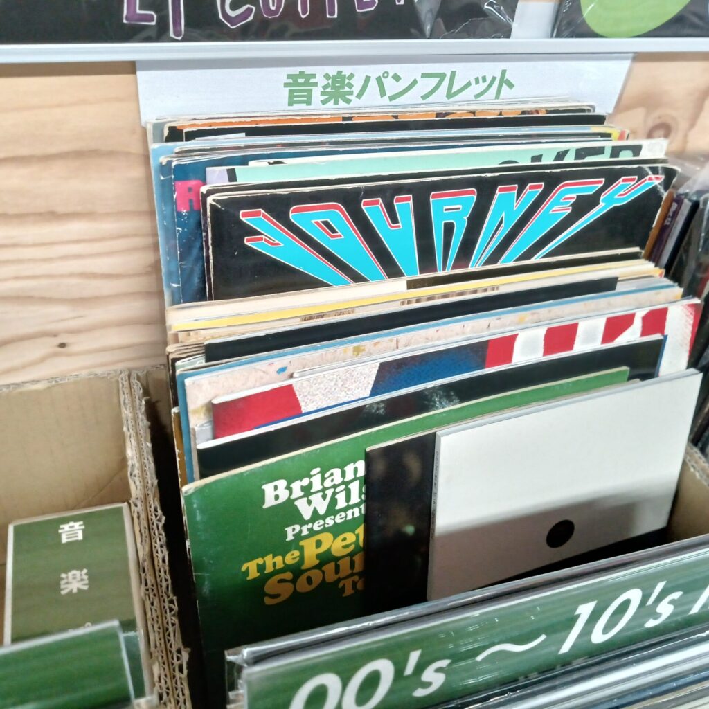 【店員の一口メモ】  音楽と映画のパンフレットを各コーナーの末尾に置くことにしました。