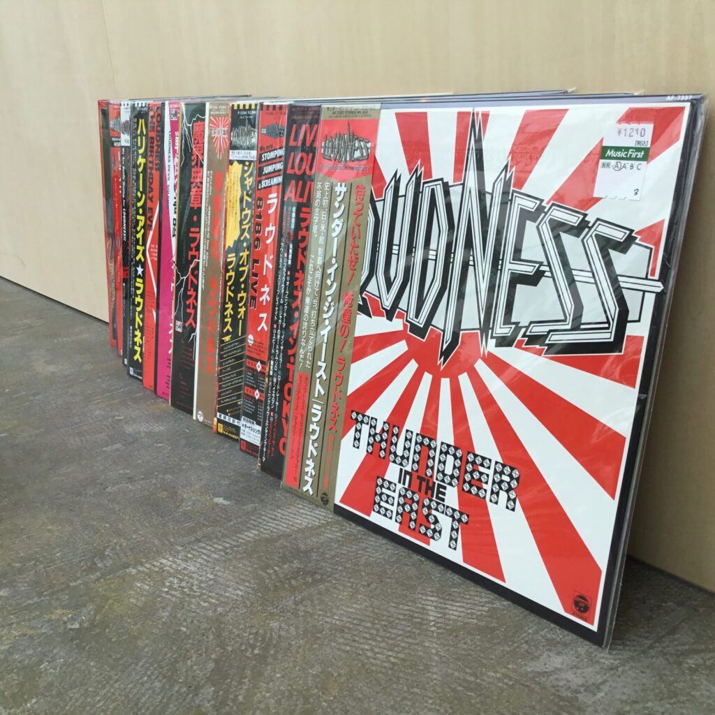 ジャパニーズ・メタルの雄、LOUDNESSのレコードがひとつかみ入りました。