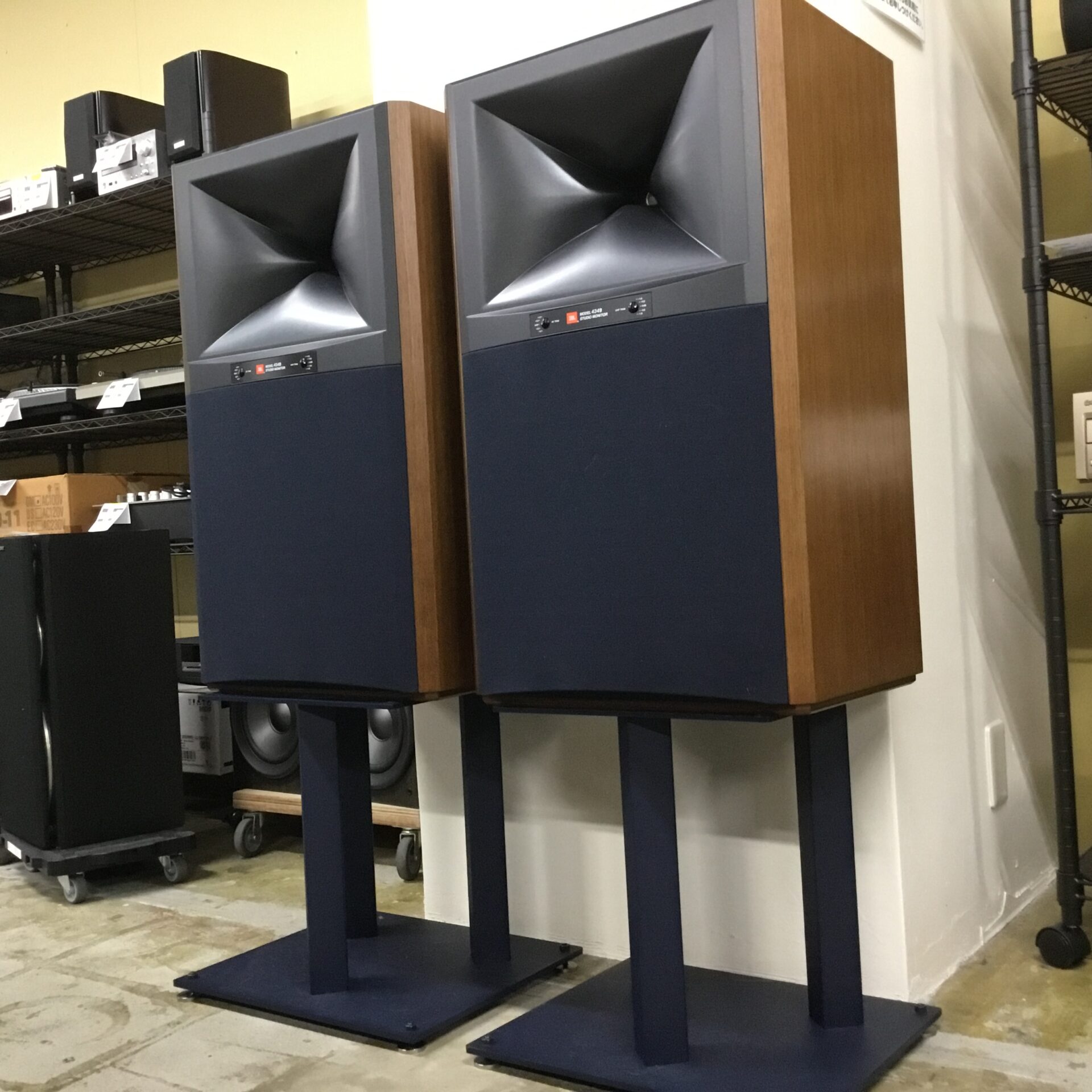 【新入荷情報】 スピーカーJBL MODEL4349、MARK LEVINSONのDAコンバーター&CDトランスポート他、ハイエンドのオーディオ機器が入荷しました。