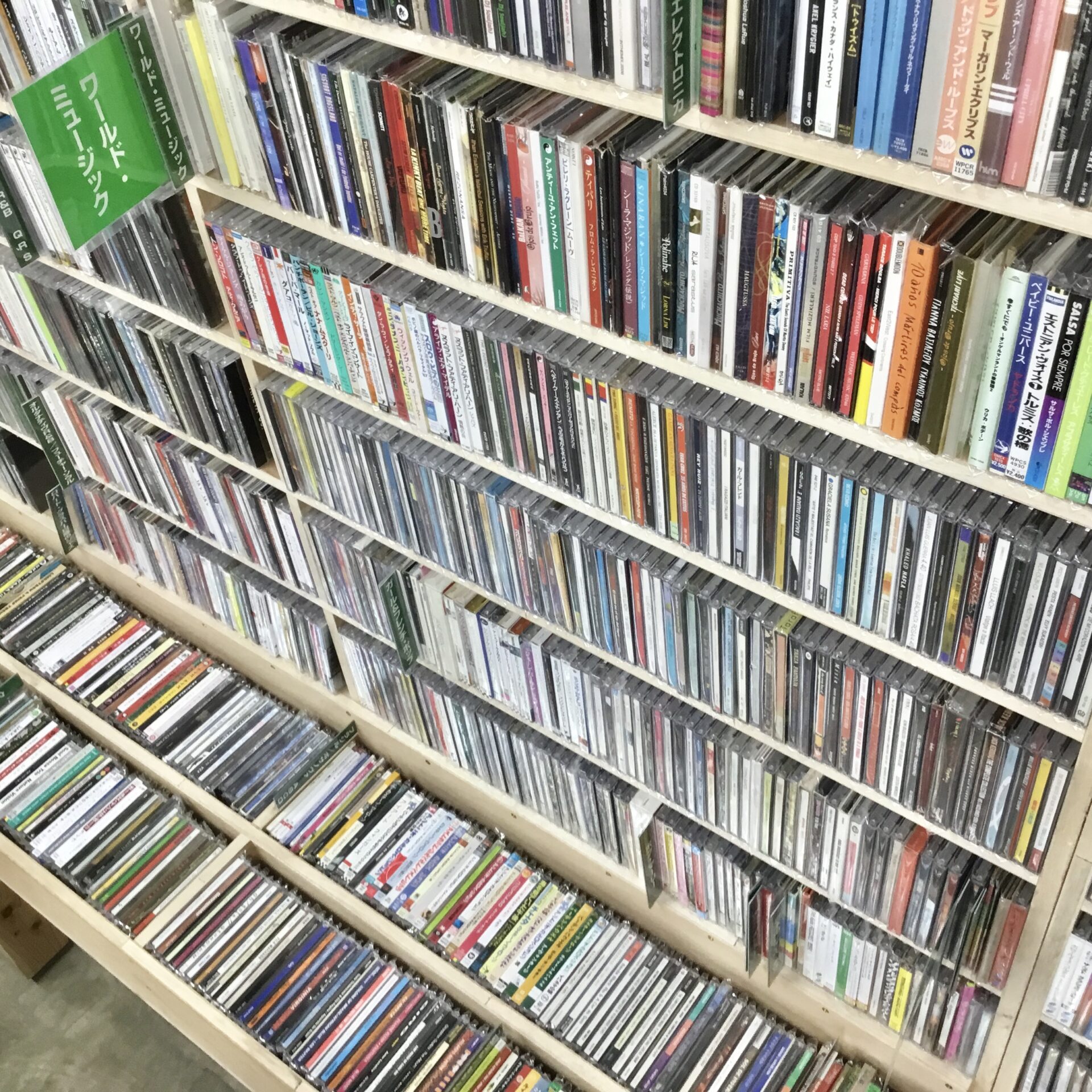 【店員の一口メモ】ワールド・ミュージックのCDコーナーのこと。