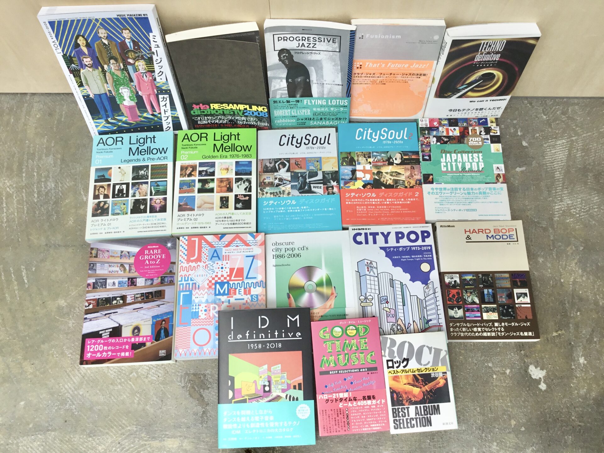 【新入荷情報】  かなり濃ゆく熱い内容のディスクガイド本と音楽雑誌を合わせて 約50冊近く各コーナーへ補充しました。