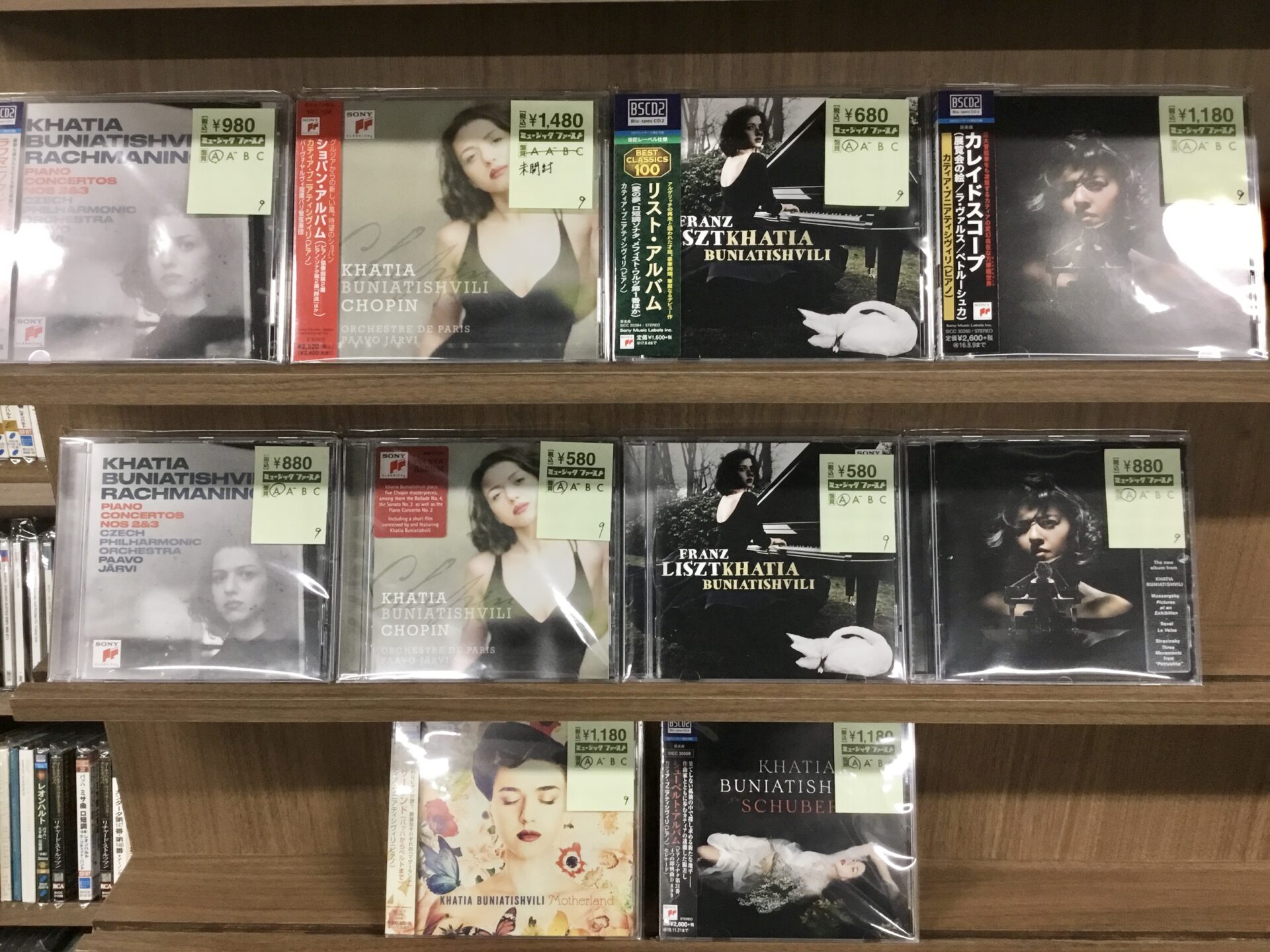 【新入荷情報】クラシック・ピアニスト、ブニアティシヴィリのCDがまとまって入荷しました。