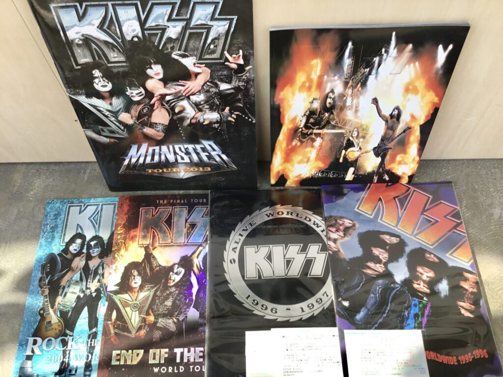 【新入荷情報】 HR/HMのパンフレットと雑誌がまとまって入荷しました。