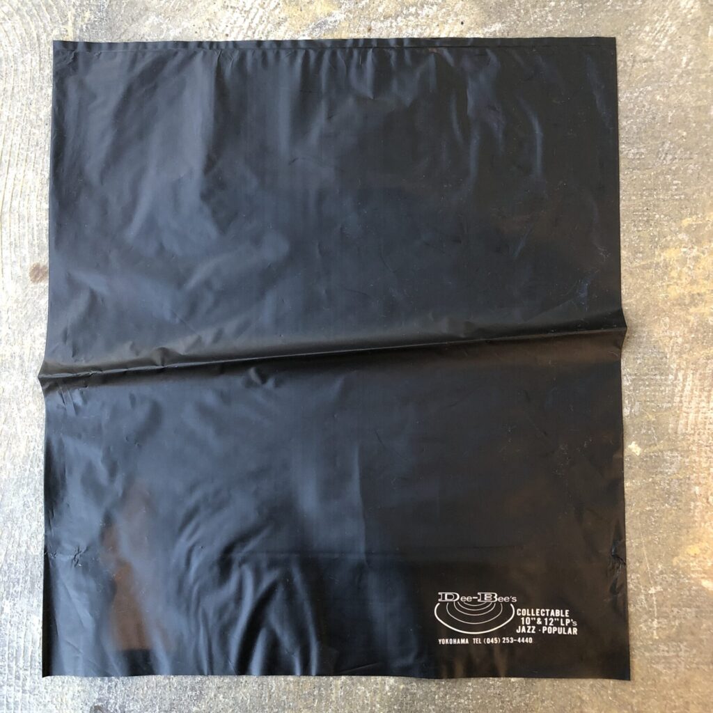 横浜 ディービーズ(Dee Bee's) 控えめなロゴが特徴のレコードショッパー