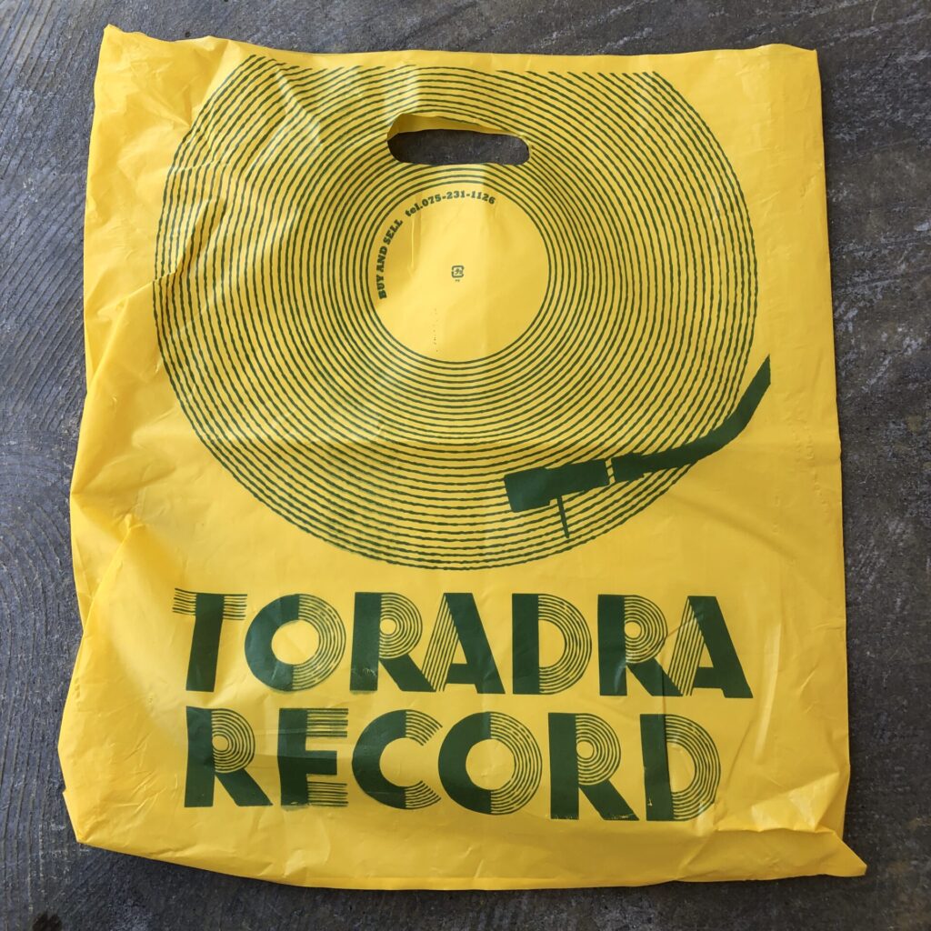 TORADRA RECORD(河原町六角) 持ち手までデザインされたトラドラレコードのショッパー