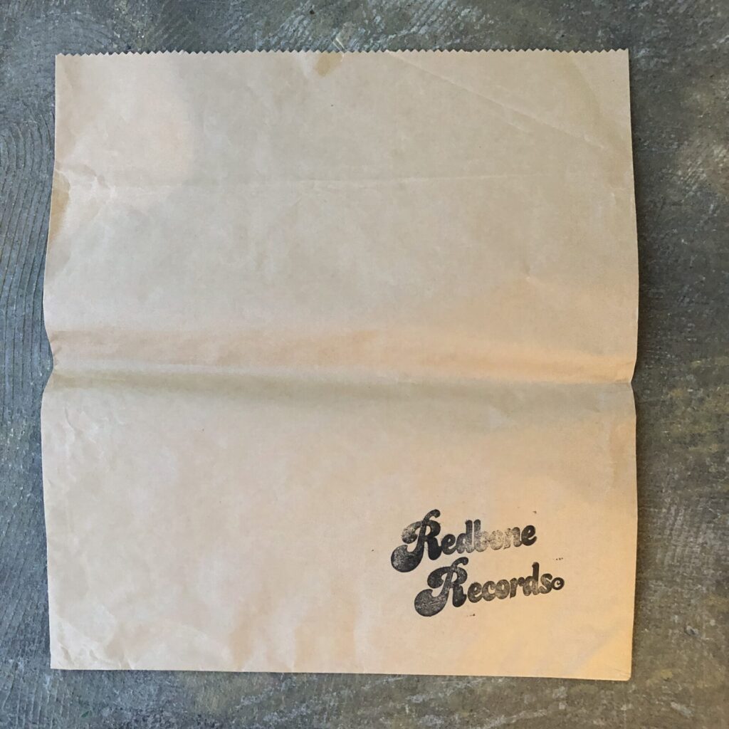 Redbone Records(南船場) スタンプ一つでデザインされたシンプルなレコード袋