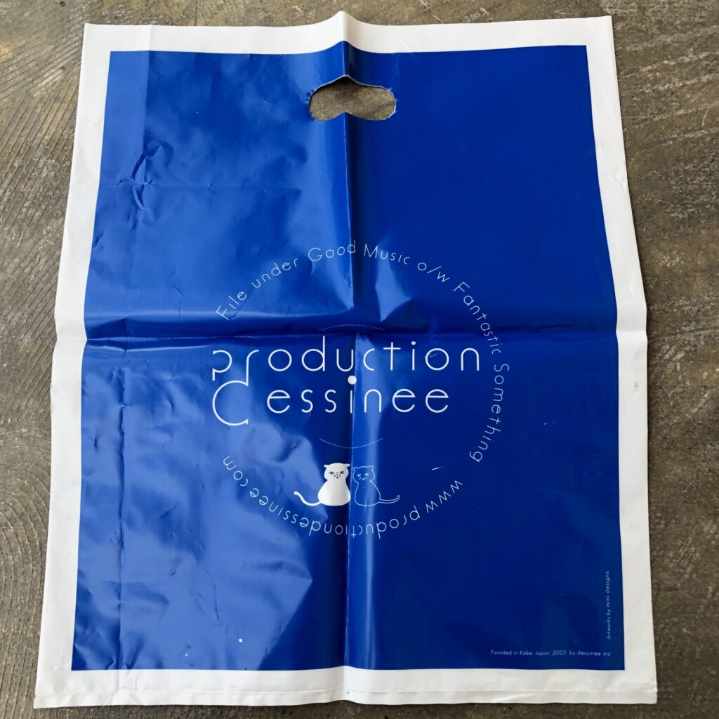 デシネ・ショップ(dessinee shop) 猫のジャケットイラストが可愛いショッパー