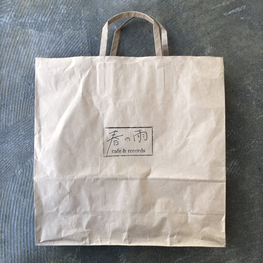 レコード屋 春の雨 コンセプトが伝わる繊細なデザインのショッパー
