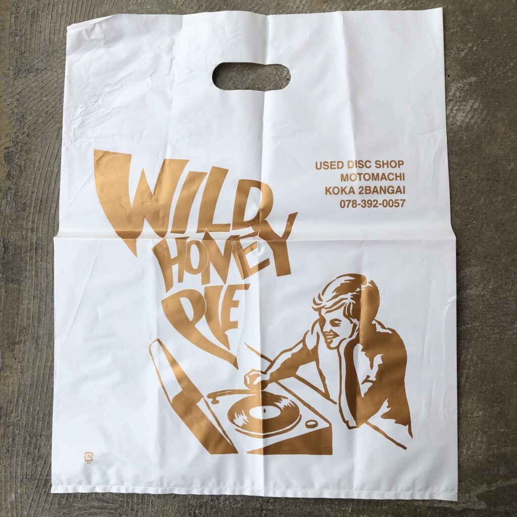 WILD HONEY PIE(元町) ワイルド・ハニー・パイを聴く青年のイラスト入りショッパー