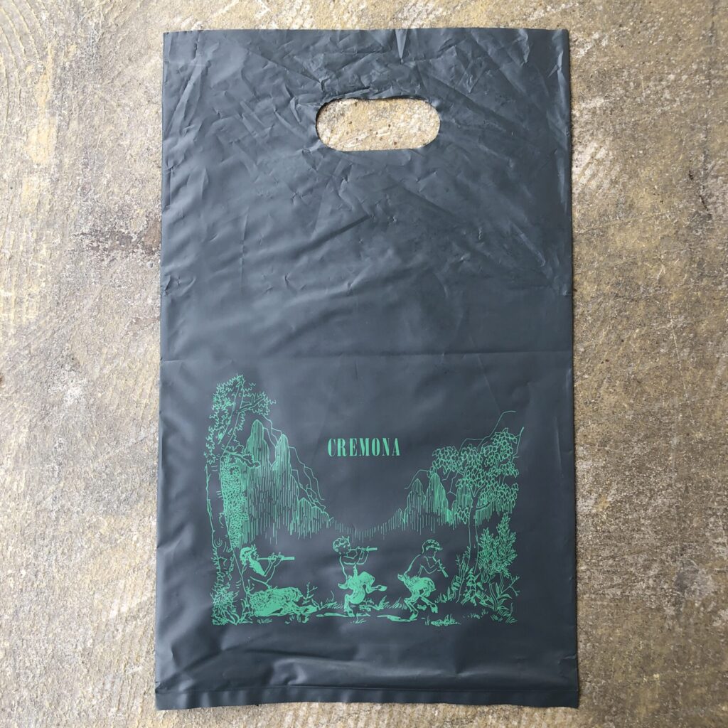 クレモナ(今出川) 京都の老舗レコード店 趣のあるイラストが描かれた袋