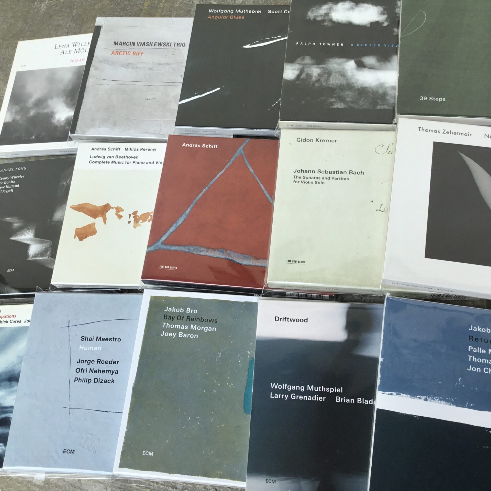 【特集コーナー新入荷】 ECM特集更新： CDを30枚ほど新規追加しました。