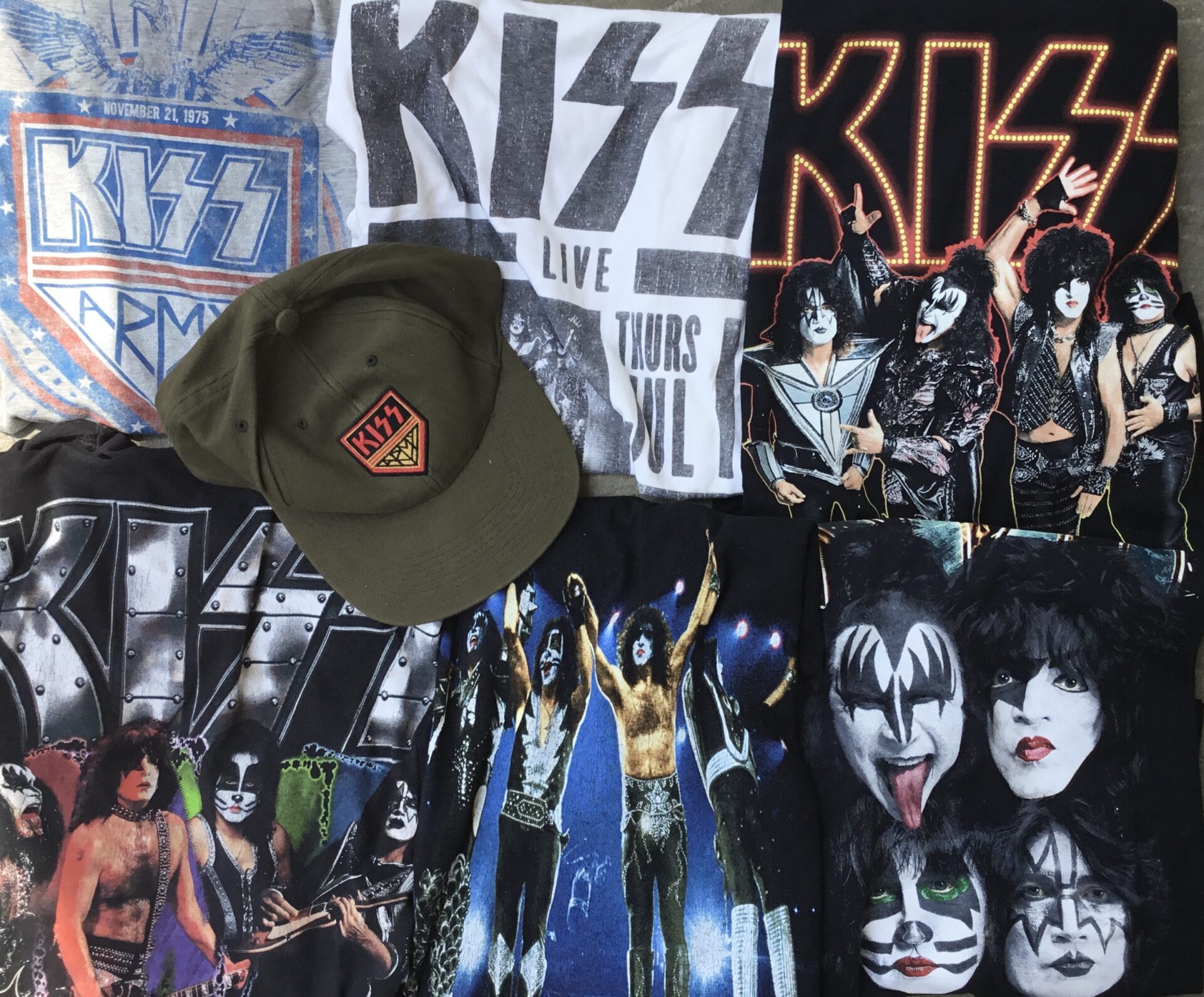 KISSのバンドTシャツをひとつかみ出しました。